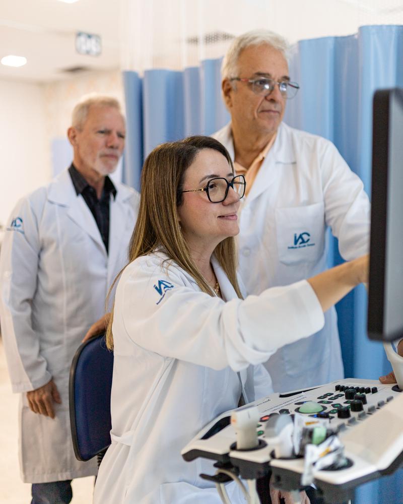 Profissional realizando ultrassonografia