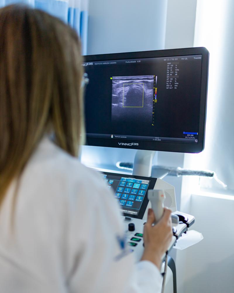 Médica realizando exame de ultrassonografia