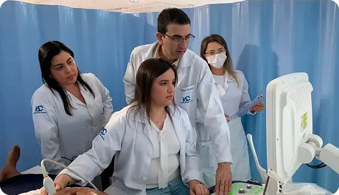 Equipe do Instituto Arruda Camara em prática clínica de ultrassonografia